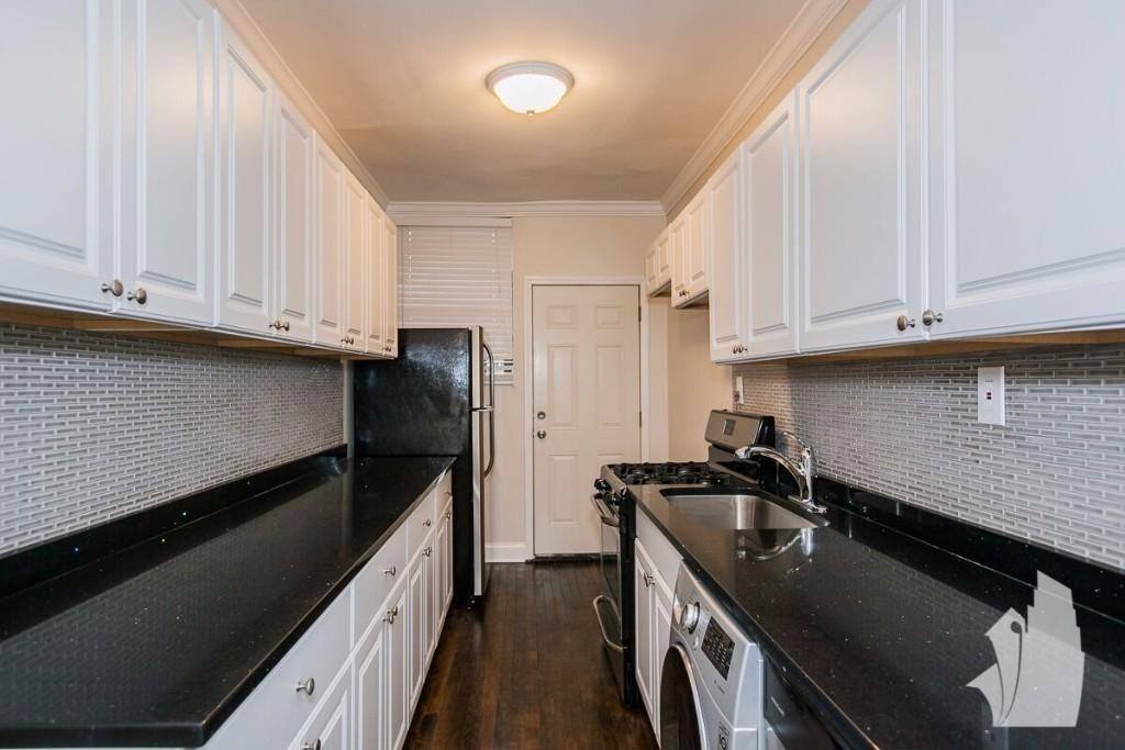 Apartment for rent at 726 W Roscoe St #2S, Chicago, IL 60657