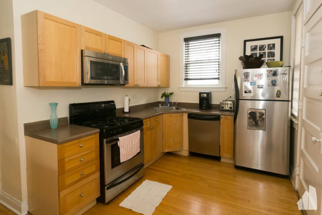 Apartment for rent at 3538 W Grace St #2E, Chicago, IL 60618