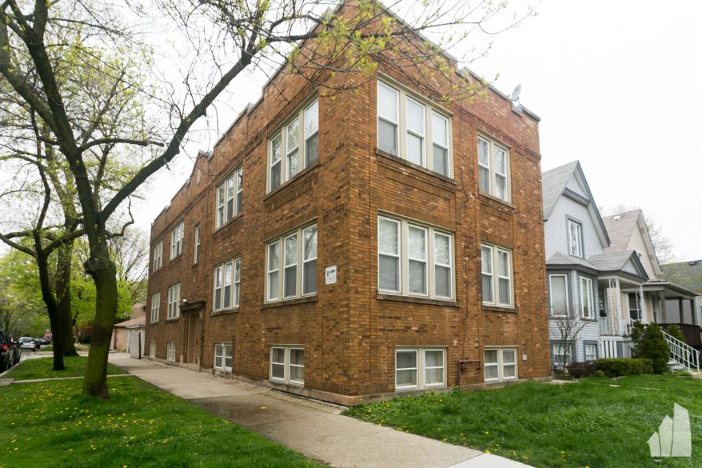 Apartment for rent at 3538 W Grace St #2E, Chicago, IL 60618