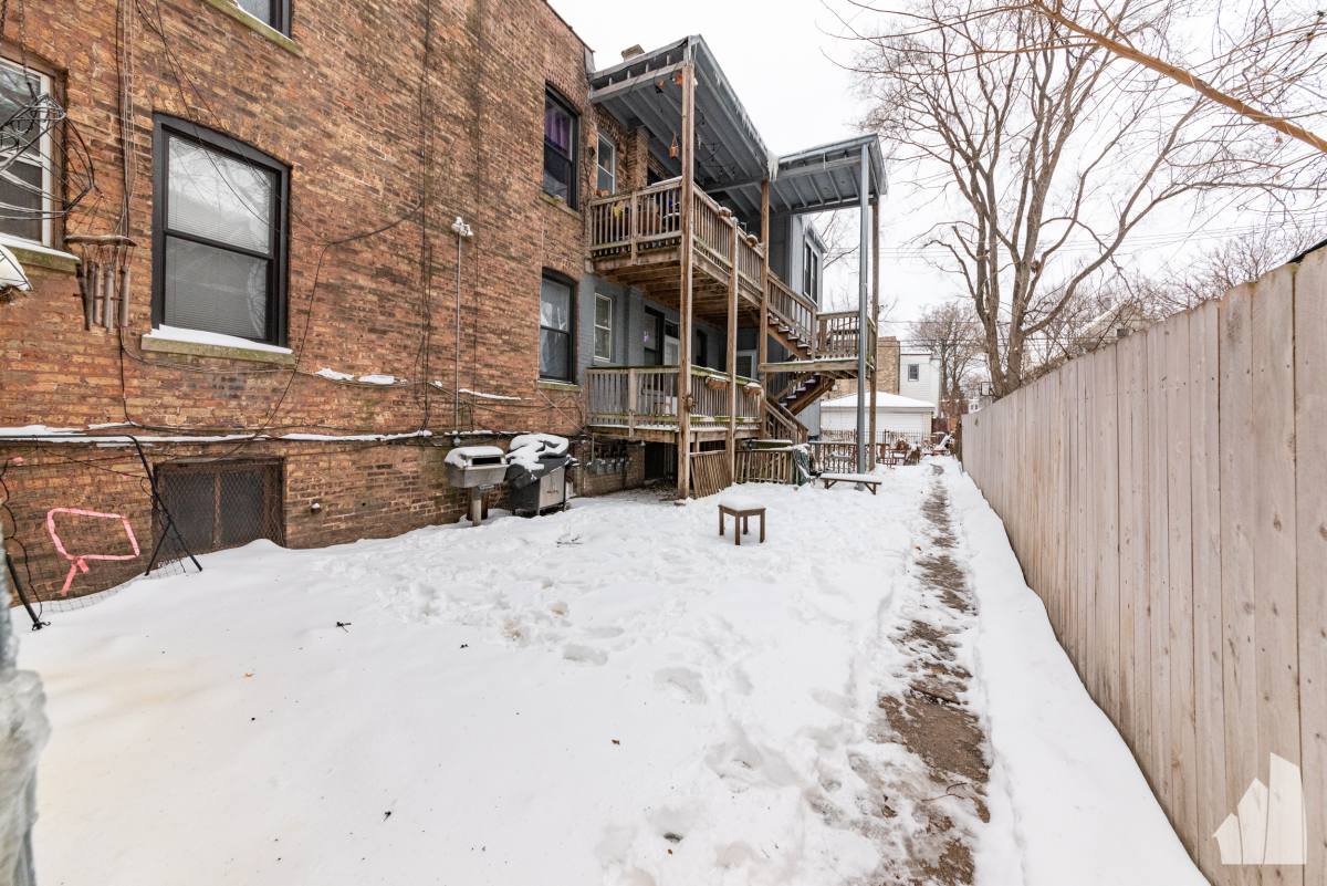 Apartment for rent at 3602 W Grace St #1, Chicago, IL 60618