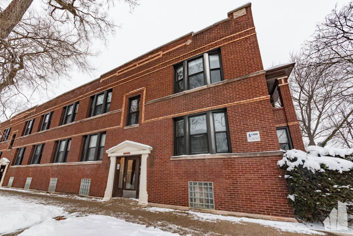 Apartment for rent at 3602 W Grace St #1, Chicago, IL 60618