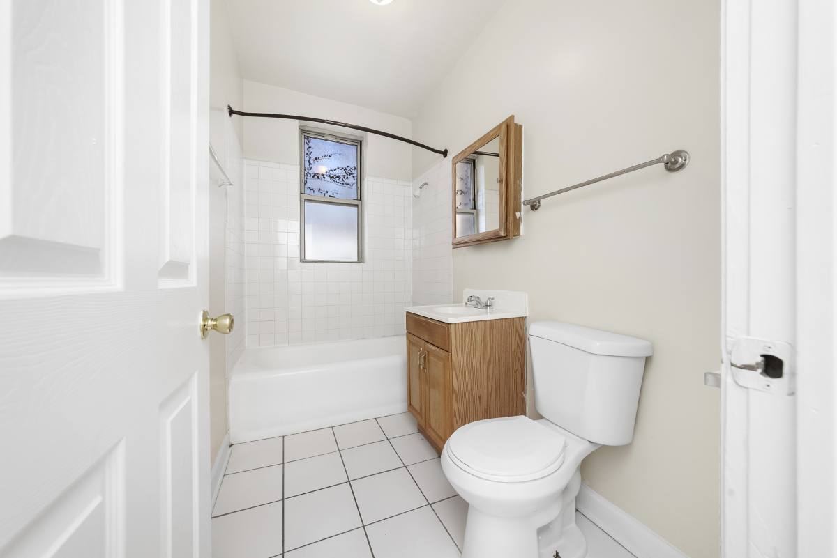 Apartment for rent at 556 W Aldine Ave #2W, Chicago, IL 60657