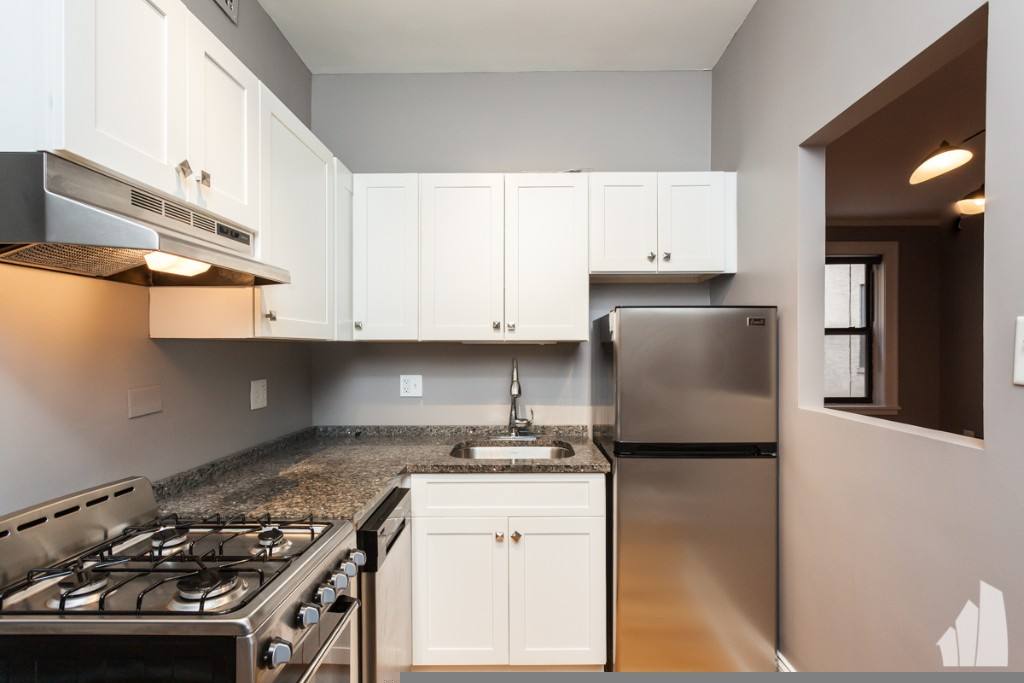 Apartment for rent at 439 W Melrose St #1B, Chicago, IL 60657