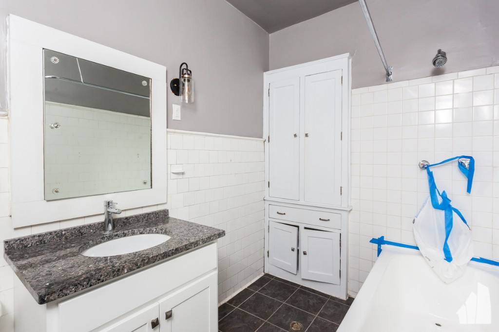 Apartment for rent at 439 W Melrose St #1B, Chicago, IL 60657