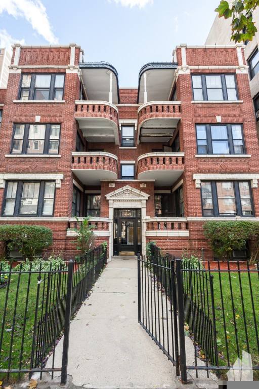 Apartment for rent at 439 W Melrose St #1B, Chicago, IL 60657