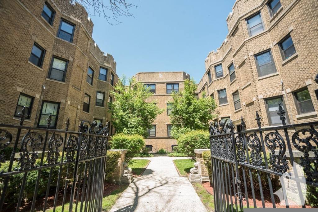Apartment for rent at 630 W Stratford Place #2W, Chicago, IL 60657