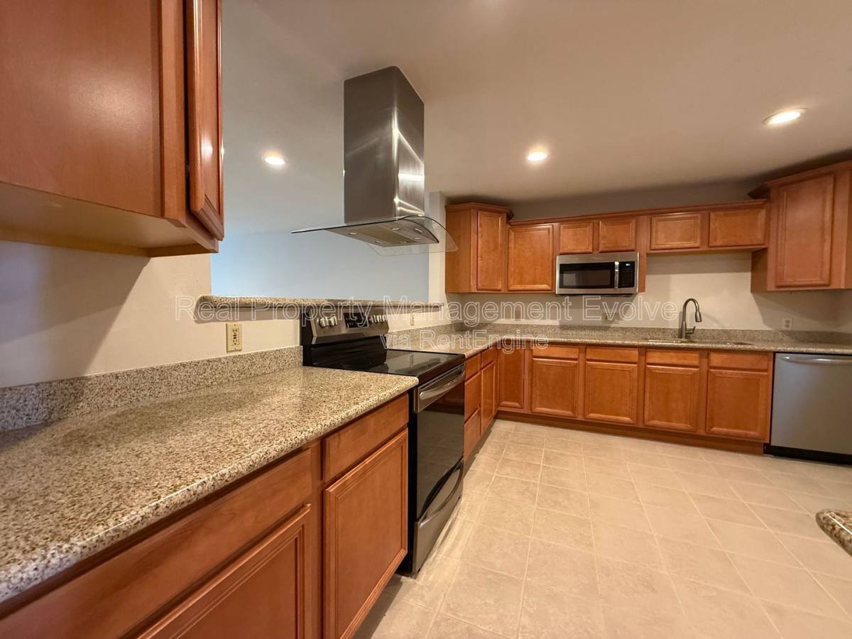 House for rent at 4849 E Lake Point Circle, Phoenix, AZ 85044