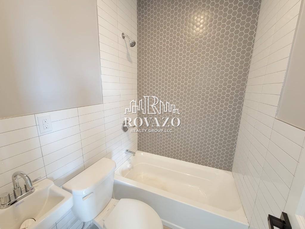 Apartment for rent at 745 S 18th St #1R, Newark, NJ 07103