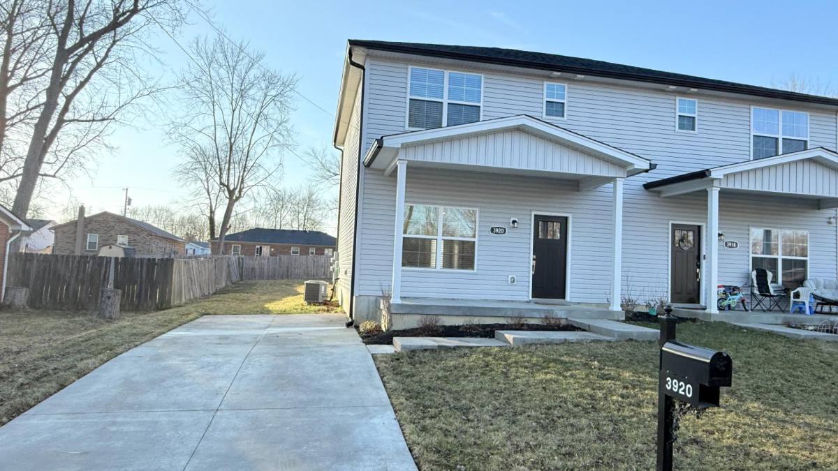 Townhouse for rent at 3920 Dunbar Ave, New Albany, IN 47150
