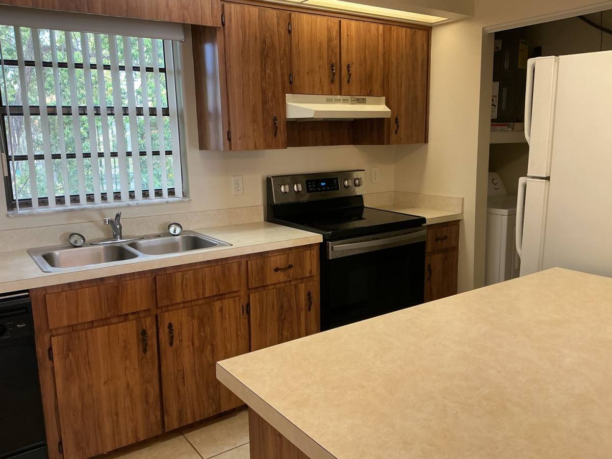 Apartment for rent at 1112 S Blvd, Lakeland, FL 33803
