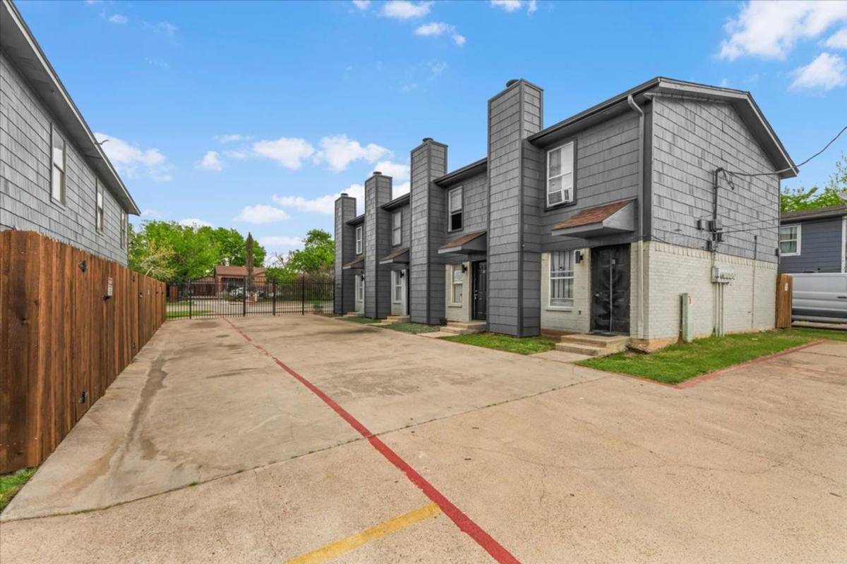 Townhouse for rent at 3204 McLean St, Fort Worth, TX 76103