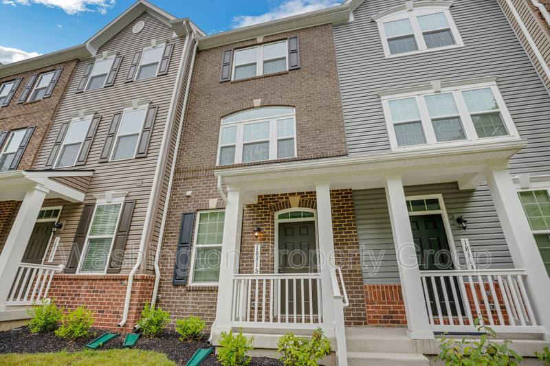 Townhouse for rent at 18315 Reaper Hill Court #40, Triangle, VA 22172
