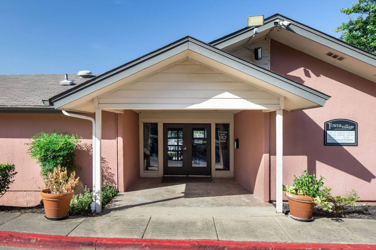 Apartment for rent at 1700 E Northgate Dr, Irving, TX 75062