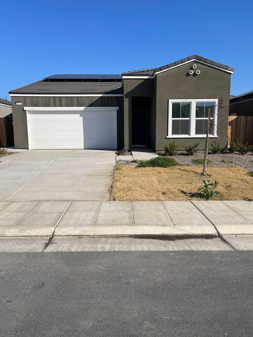House for rent at 1027 Deerhorn Dr W, Madera, CA 93636