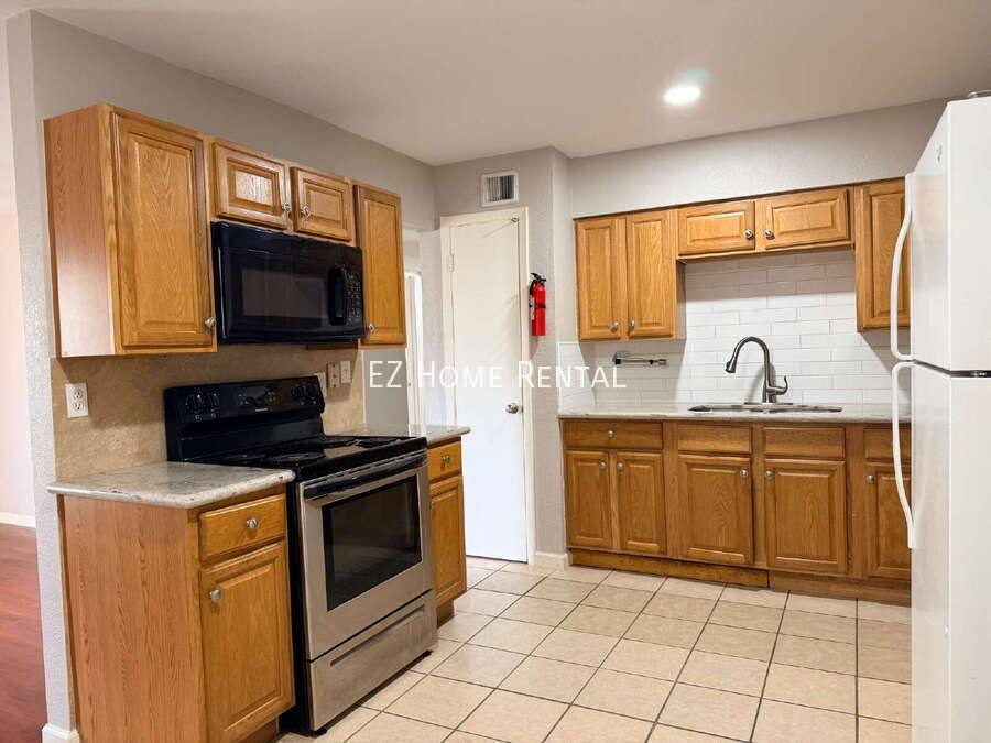Apartment for rent at 2102 5th Ave N #3, Texas City, TX 77590