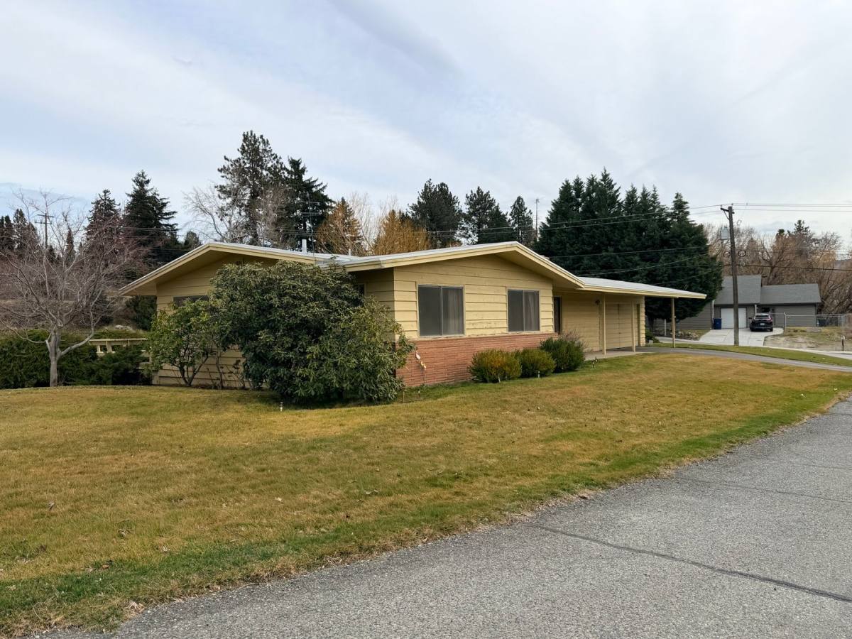 House for rent at 21 19th St NE, East Wenatchee, WA 98802