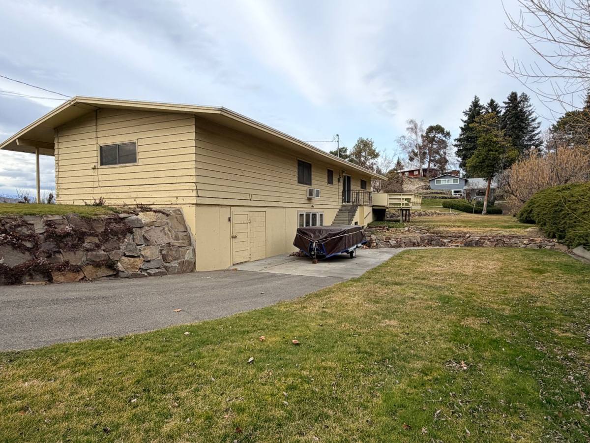 House for rent at 21 19th St NE, East Wenatchee, WA 98802