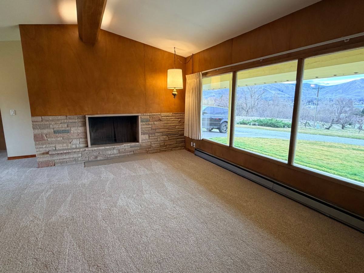 House for rent at 21 19th St NE, East Wenatchee, WA 98802