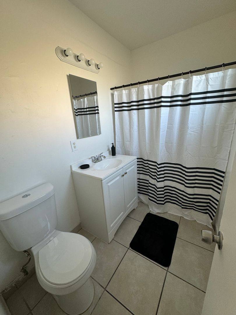 Apartment for rent at 701 Northgate, Anaheim, CA 92805