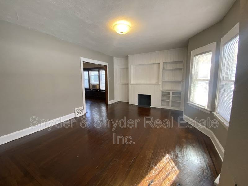 Apartment for rent at 418 Crestwood Ave #1, Akron, OH 44302