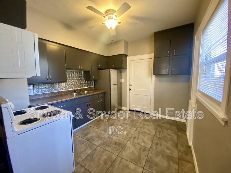 Apartment for rent at 418 Crestwood Ave #1, Akron, OH 44302
