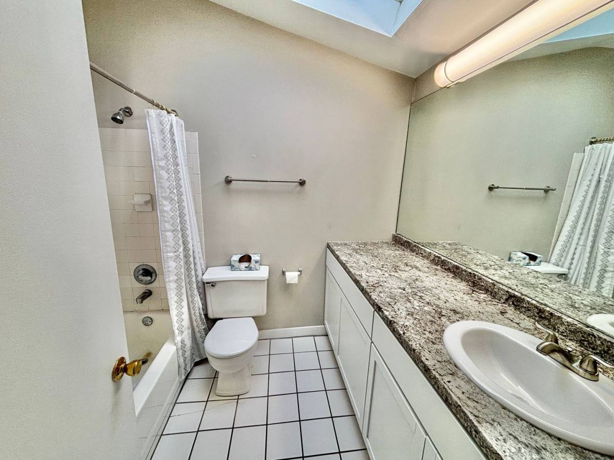 Apartment for rent at 119 E Oak St, Louisville, KY 40203