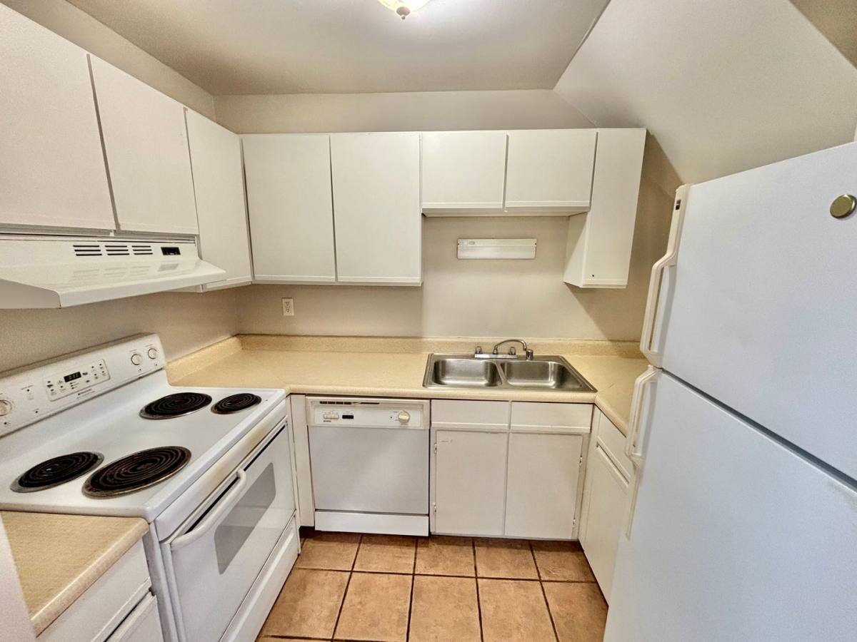Apartment for rent at 119 E Oak St, Louisville, KY 40203