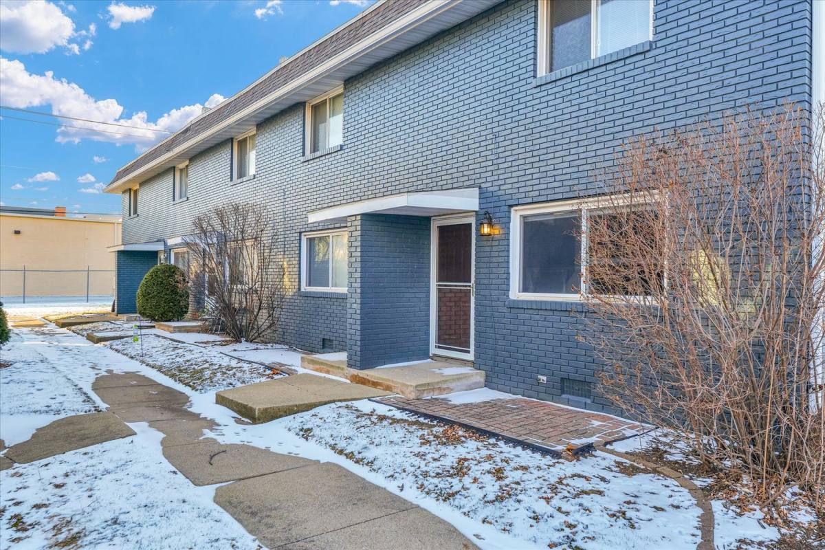 Townhouse for rent at 327 Riley Dr, Bloomington, IL 61701