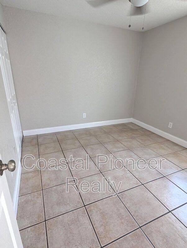 Apartment for rent at 5828 3rd St E, Bradenton, FL 34203