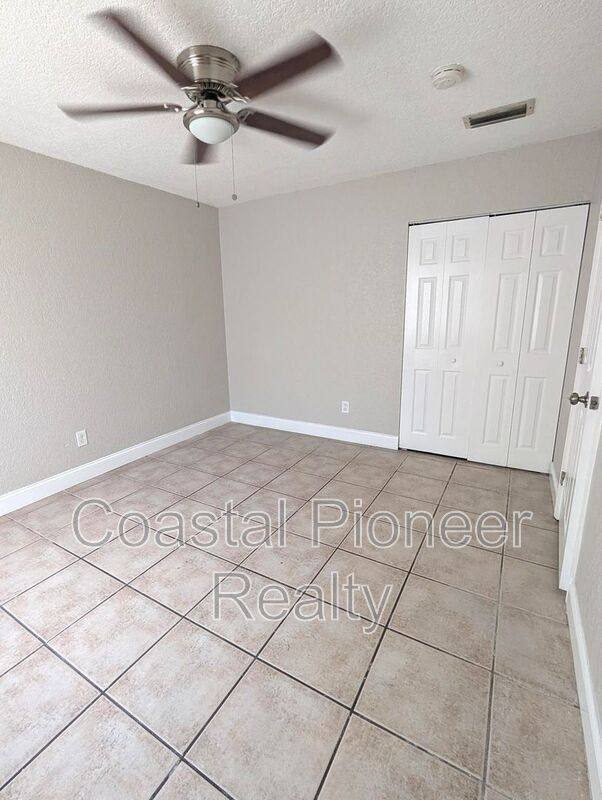 Apartment for rent at 5828 3rd St E, Bradenton, FL 34203