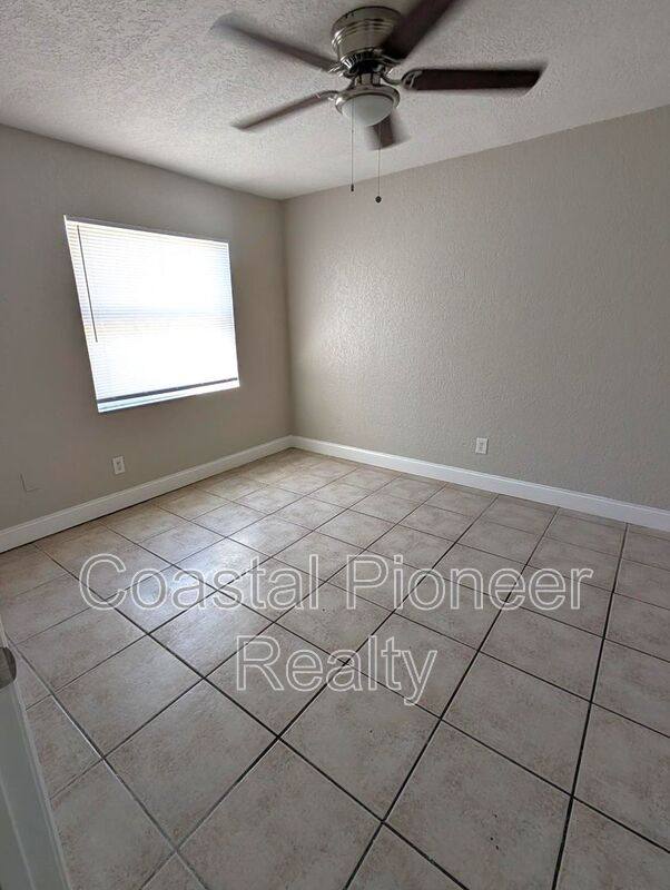Apartment for rent at 5828 3rd St E, Bradenton, FL 34203