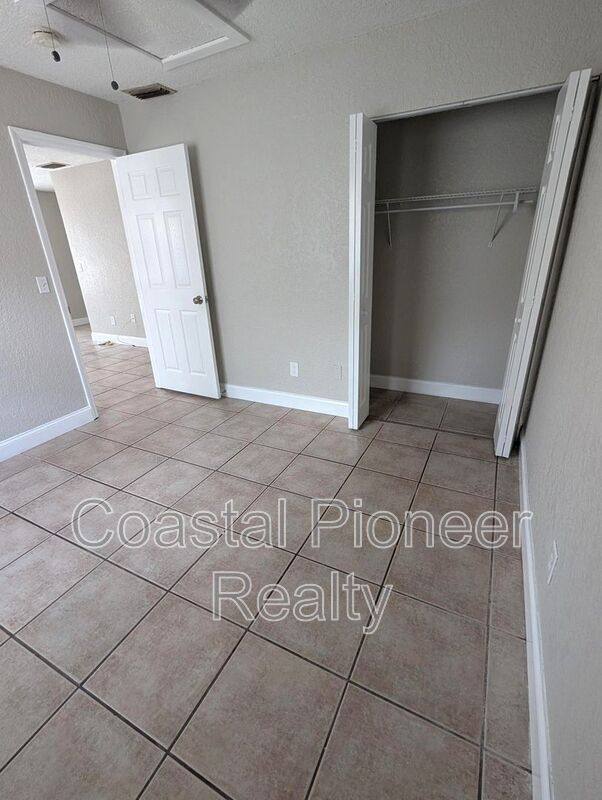 Apartment for rent at 5828 3rd St E, Bradenton, FL 34203