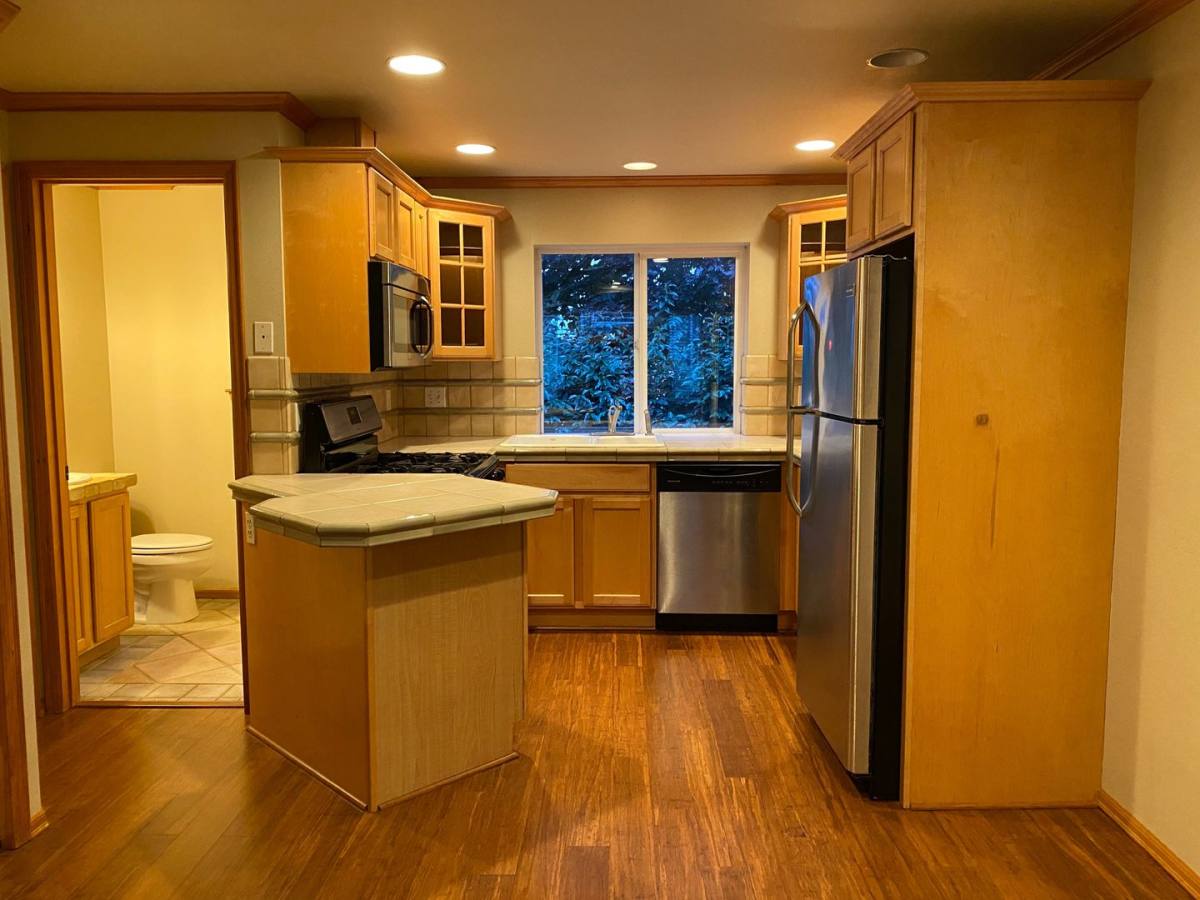Townhouse for rent at 939 N 105th St, Seattle, WA 98133