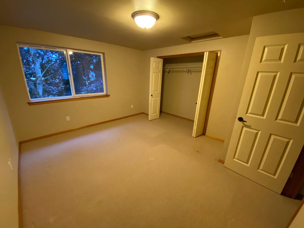 Townhouse for rent at 939 N 105th St, Seattle, WA 98133