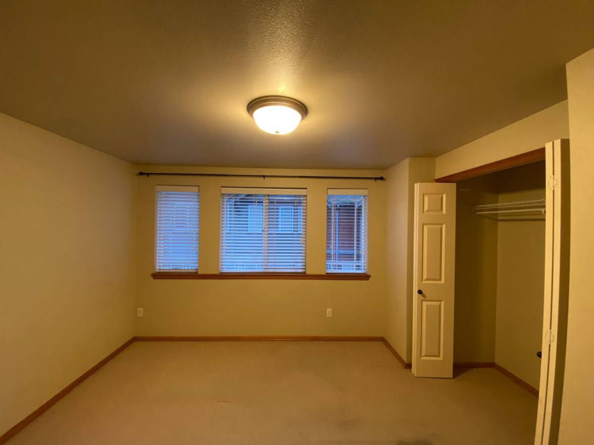 Townhouse for rent at 939 N 105th St, Seattle, WA 98133