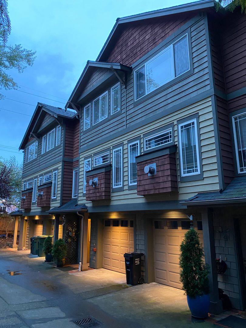 Townhouse for rent at 939 N 105th St, Seattle, WA 98133