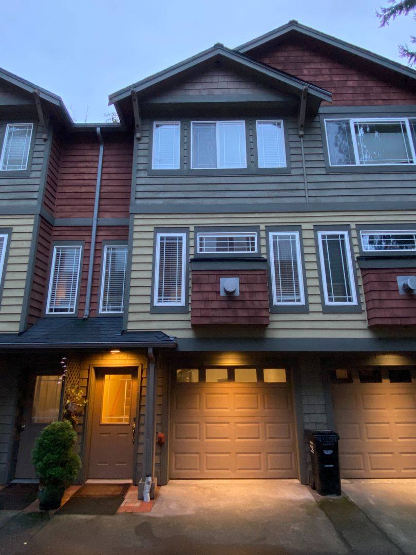 Townhouse for rent at 939 N 105th St, Seattle, WA 98133