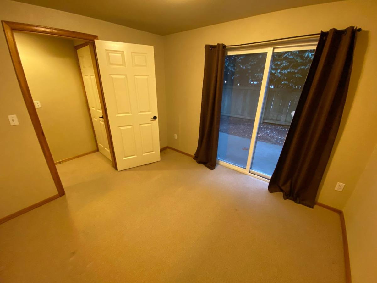 Townhouse for rent at 939 N 105th St, Seattle, WA 98133