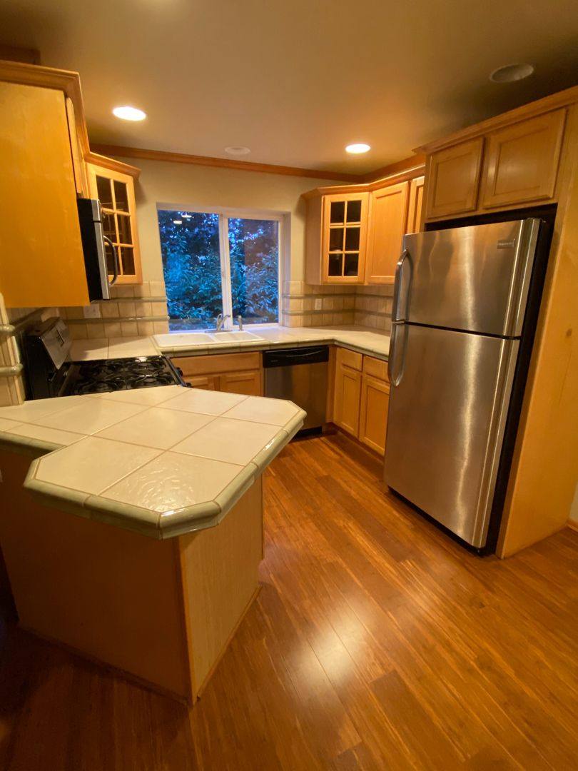 Townhouse for rent at 939 N 105th St, Seattle, WA 98133