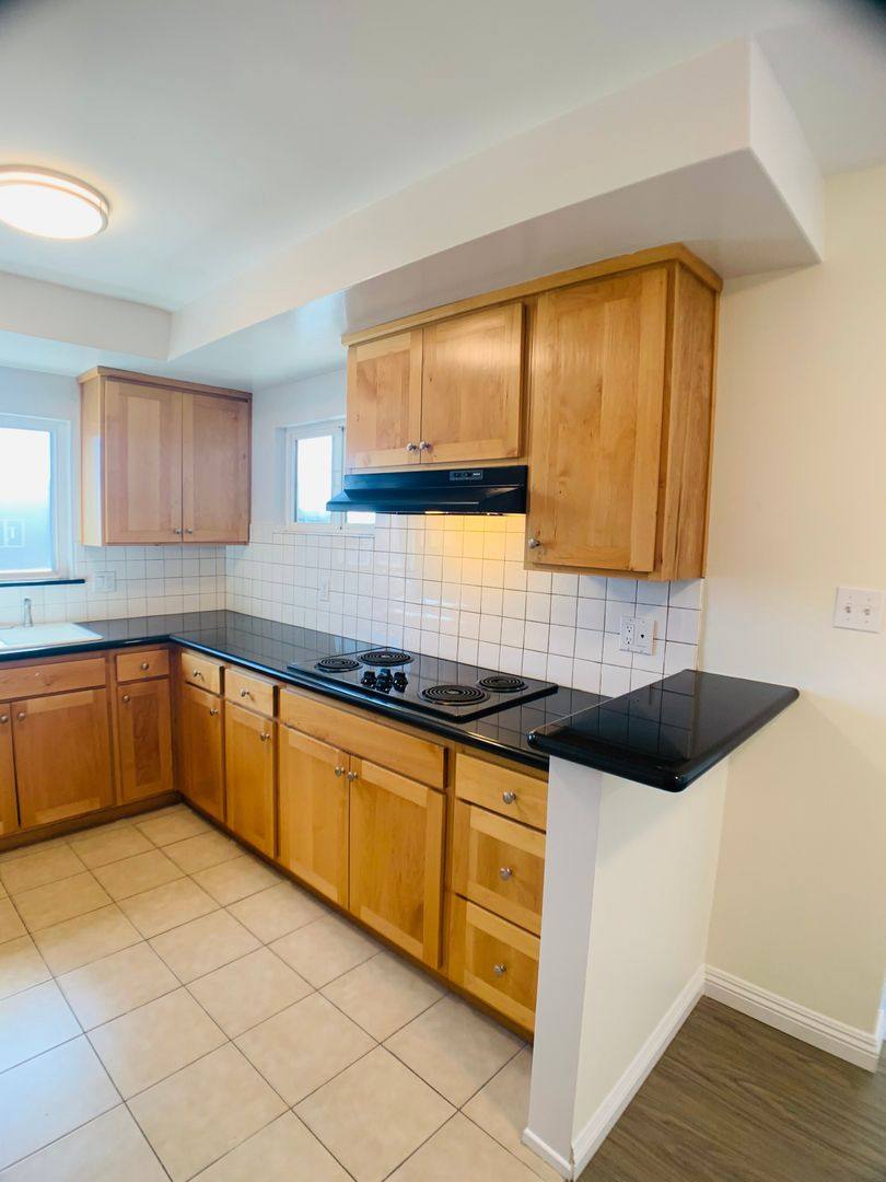 Apartment for rent at 5511 W Olympic Blvd, Los Angeles, CA 90036