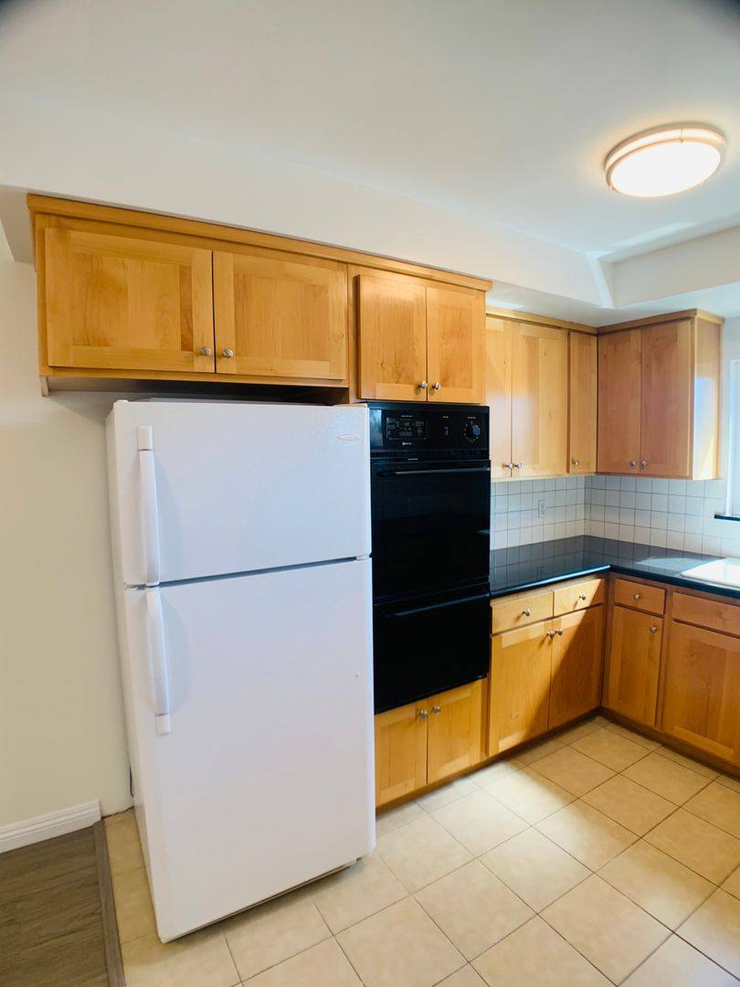 Apartment for rent at 5511 W Olympic Blvd, Los Angeles, CA 90036