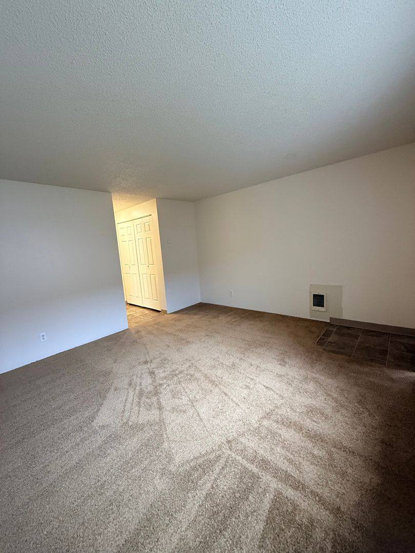 Townhouse for rent at 190 Boone Rd SE, Salem, OR 97306