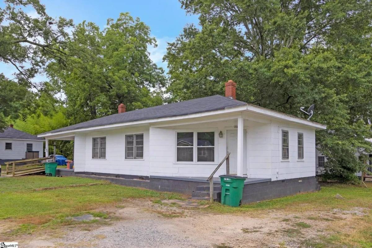 Apartment for rent at 111-A N Bell St, Clinton, SC 29325