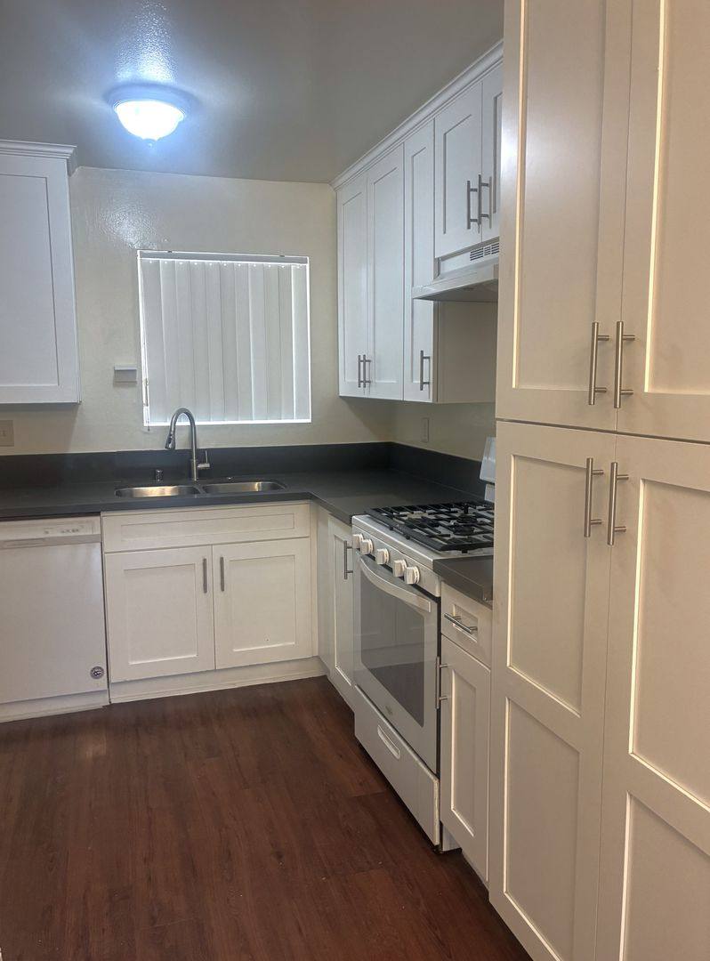 Apartment for rent at 518 E Cypress St, Glendale, CA 91205