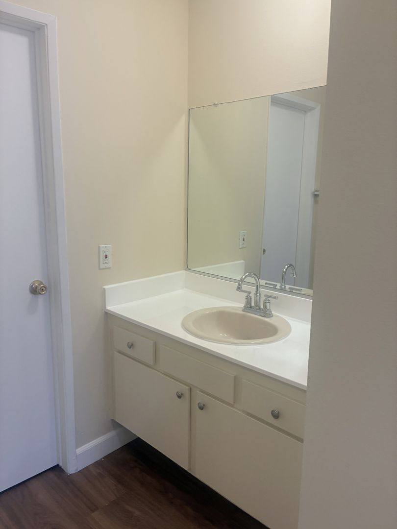 Apartment for rent at 518 E Cypress St, Glendale, CA 91205
