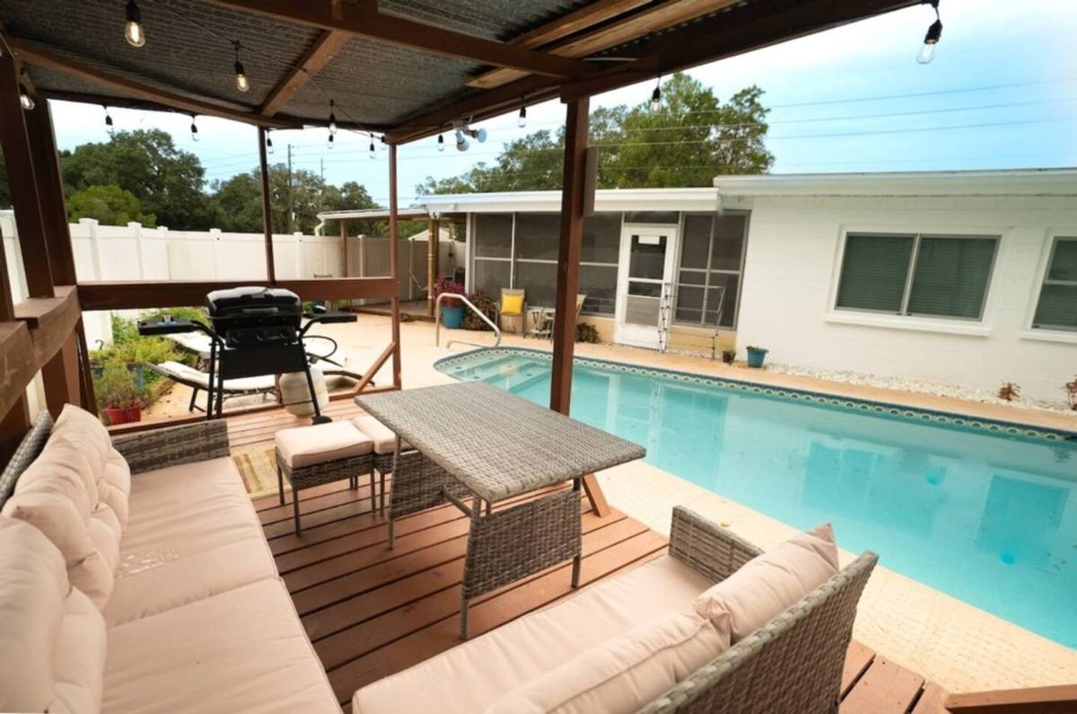 House for rent at 524 61st St S, Saint Petersburg, FL 33707