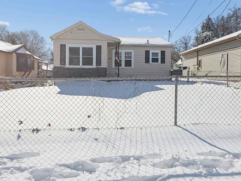 House for rent at 1807 E Walnut St, Des Moines, IA 50316