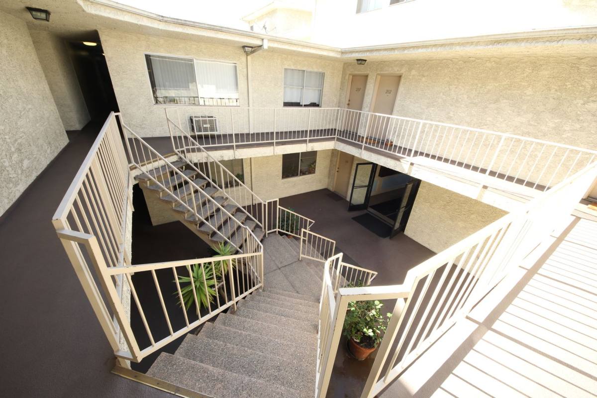 Apartment for rent at 1140 Venice Blvd, Venice, CA 90291
