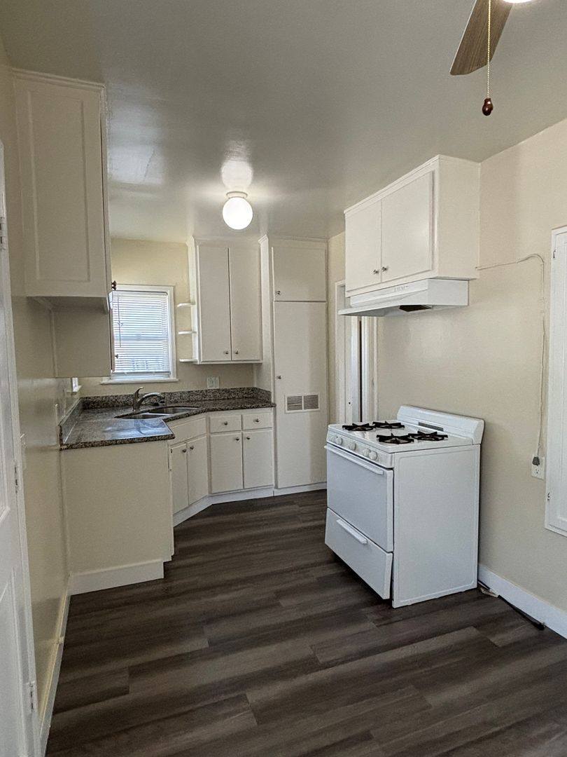 Apartment for rent at 4542 N Lakewood Blvd, Long Beach, CA 90808
