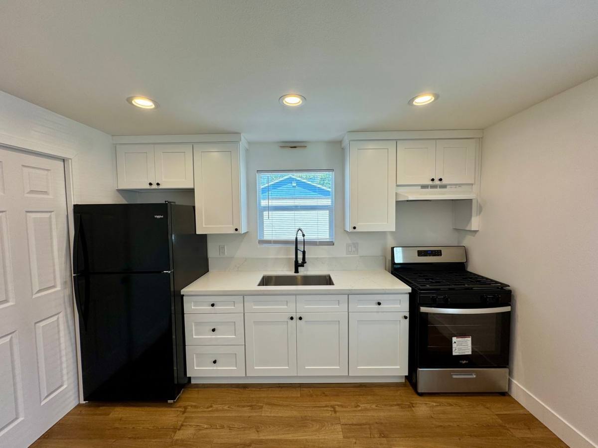 Apartment for rent at 4542 N Lakewood Blvd, Long Beach, CA 90808